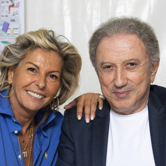 Caroline Margeridon et Michel Drucker - Festival des Livres et des Artistes organisé par l'association "Lecture pour Tous" engagée dans la lutte contre l'illettrisme au Mail Branly à Paris le 3 juillet 2022. © Pierre Perusseau / Jack Tribeca / Bestimage 
