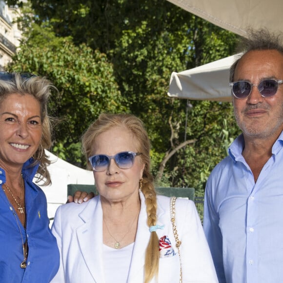 Caroline Margeridon, Sylvie Vartan, Roland Perez - Festival des Livres et des Artistes organisé par l'association "Lecture pour Tous" engagée dans la lutte contre l'illettrisme au Mail Branly à Paris le 3 juillet 2022. © Pierre Perusseau / Jack Tribeca / Bestimage 