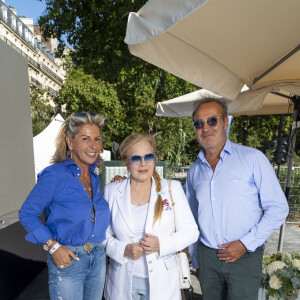 Caroline Margeridon, Sylvie Vartan, Roland Perez - Festival des Livres et des Artistes organisé par l'association "Lecture pour Tous" engagée dans la lutte contre l'illettrisme au Mail Branly à Paris le 3 juillet 2022. © Pierre Perusseau / Jack Tribeca / Bestimage 