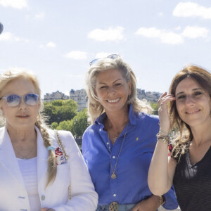 Roland Perez, Sylvie Vartan, Caroline Margeridon et Nathalie Lévy - Festival des Livres et des Artistes organisé par l'association "Lecture pour Tous" engagée dans la lutte contre l'illettrisme au Mail Branly à Paris le 3 juillet 2022. © Pierre Perusseau / Jack Tribeca / Bestimage