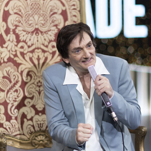 Exclusif - Pierre Palmade - Tournage de l'émission "La Fine Equipe de Pierre Palmade", diffusée le 25 juin sur France 2 © Cyril Moreau-Tiziano Da Silva / Bestimage France Télévisions lance une nouvelle création de divertissement, une soirée événement orchestrée par P.Palmade et ses amis. Lors de cette soirée mythique placée sous le signe de l'humour, de la comédie et de la musique, près de 45 artistes se réunissent autour de P.Palmade pour chanter, faire des sketchs, s'amuser, rire et vous faire rire comme à l'époque des grandes émissions de variétés où les stars venaient juste pour le plaisir. Ils ont tous accepté de jouer le jeu en venant participer à cette émission événementielle. Dans des décors conçus spécialement pour ce show, tous ces artistes joueront de nombreux sketchs écrits pour l'occasion par P.Palmade, le samedi 25 juin 2022 sur France 2 à 21.10. Ne ratez pas N.Baye en call-girl, M.Robin et P.Palmade dans la peau de " Laurel et Hardy " ou de " Marie-Antoinette et Louis XVI ", mais aussi C.Bouquet en " Joconde ", etc. Ces mêmes artistes reprendront également des sketchs célèbres (" Le Scrabble ", " L'après dîner "...) en formant à chaque fois des duos inédits. Aussi des artistes de variétés d'aujourd'hui rendront hommage aux stars de la chanson d'hier en s'échangeant leurs chansons dans des duos étonnants et improbables. Quand C.Willem chante " Le chat botté ", C.Goya, elle, reprend " Double jeu ", ou encore V.Niclo qui reprend " Vanina " " La fine équipe ", c'est le défi fou que s'est lancé P.Palmade avec ce casting d'exception. Générosité, partage, bonne humeur et complicité seront les maîtres mots de ce divertissement original. 