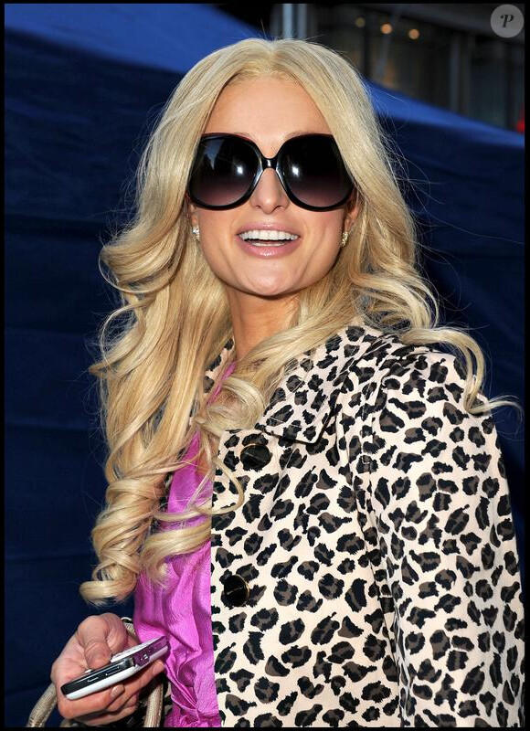 Paris Hilton se prend pour Barbie dans les rues de New York le 4 février 2010