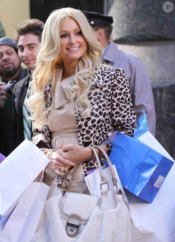Paris Hilton a laissé troqué sa robe rose contre une plus sobre de couleur beige à la sortie du Levi's Store de Lexington Avenue à New York le 4 février 2010