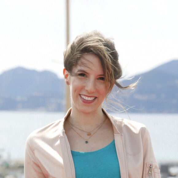 Léa François au photocall de la série "Plus belle la vie" lors de la 5ème saison du festival International des Séries "Canneseries" à Cannes, France, le 2 avril 2022. © Denis Guignebourg/Bestimage