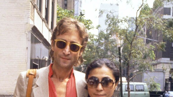 John Lennon : Yoko Ono fait renaître sa mémoire d'un côté, et l'éteint de l'autre...