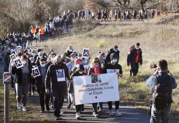 La famille et les proches se sont réunis pour une marche blanche en hommage à Delphine Jubillar, l'infirmière de 33 ans, disparue il y a un an, à Cagnac-les-Mines. Le 19 décembre 2021 © Patrick Bernard / Bestimage