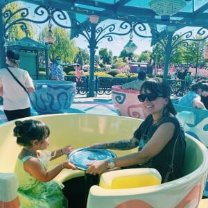 Alizée et Grégoire Lyonnet : leur petite Maggy s'éclate à Disneyland Paris, le 11 juillet 2022