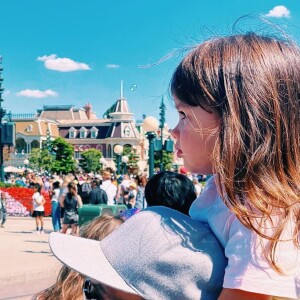 Alizée et Grégoire Lyonnet : leur petite Maggy s'éclate à Disneyland Paris, le 11 juillet 2022