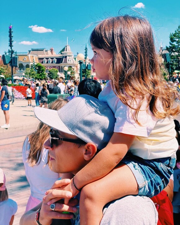 Alizée et Grégoire Lyonnet : leur petite Maggy s'éclate à Disneyland Paris, le 11 juillet 2022