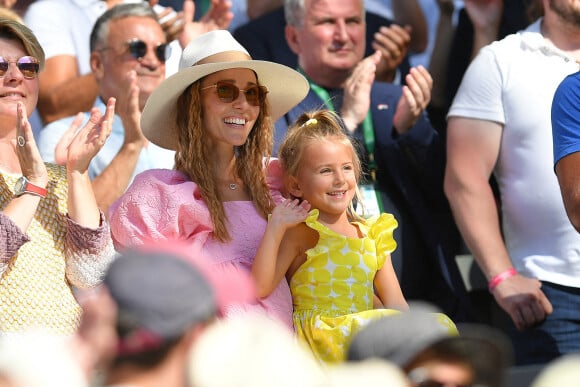 Novak Djokovic et sa femme Jelena avec sa fille Tara lors de la finale du tournoi de Wimbledon, le 10 juillet 2022.