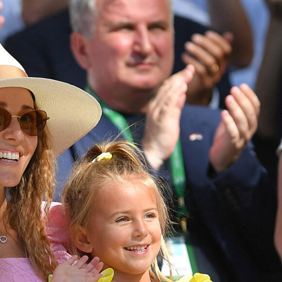 Novak Djokovic et sa femme Jelena avec sa fille Tara lors de la finale du tournoi de Wimbledon, le 10 juillet 2022.