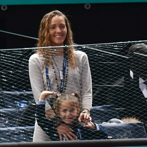 Jelena Djokovic et sa fille Tara - Novak Djokovic remporte son match contre l'américain Taylor Fritz lors du Rolex Paris Masters 2021 le 5 novembre 2021. © Veeren / Bestimage