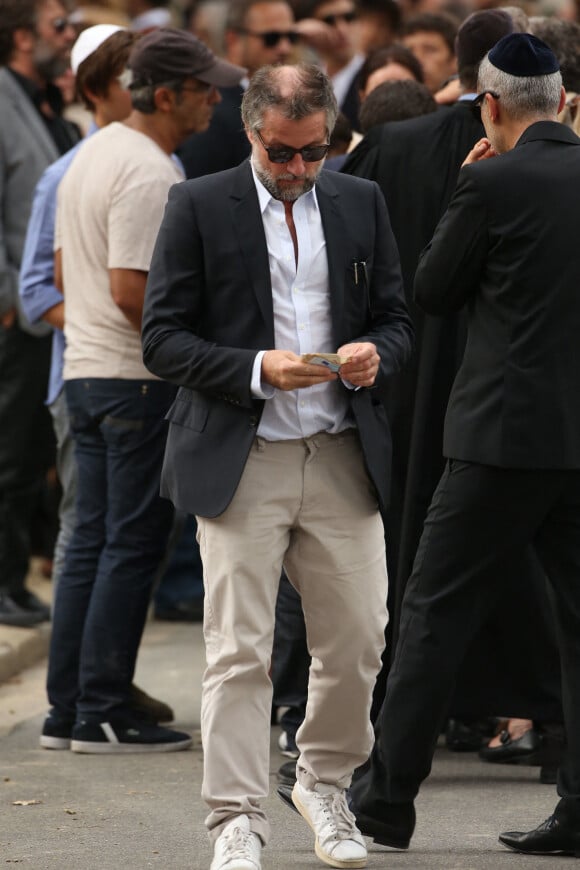 Le mari de Valerie Benguigui, Eric Wapler - Celebrites a la sortie des obseques de Valerie Benguigui au cimetiere du Montparnasse a Paris. Le 6 septembre 2013.