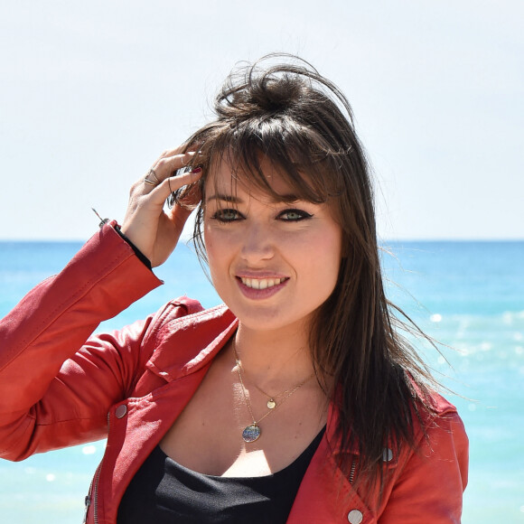 Elsa Esnoult - Rendez-vous avec les acteurs de la série "Les Mystères de l'Amour" sur la croisette dans le cadre du 2ème festival Canneseries à Cannes, le 7 avril 2019. © Bruno Bebert/Bestimage 
