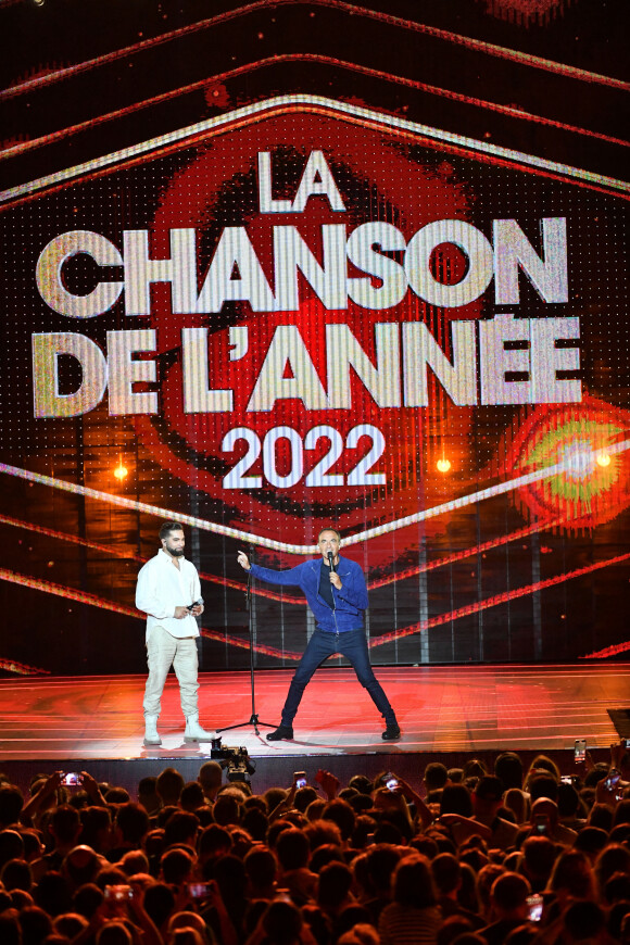 Kendji Girac et Nikos Aliagas - Enregistrement de l'émission "La Chanson de l'Année 2022" à Toulon, diffusée le 4 juin sur TF1. © Bruno Bebert / Bestimage 