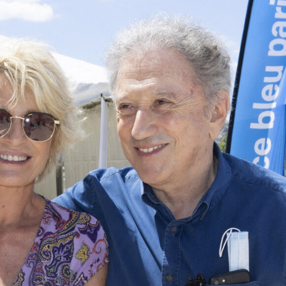 Sophie Davant, Michel Drucker - Festival des Livres et des Artistes organisé par l'association "Lecture pour Tous" engagée dans la lutte contre l'illettrisme au Mail Branly à Paris le2 juillet 2022. © Pierre Perusseau/ Jack Tribeca / Bestimage 