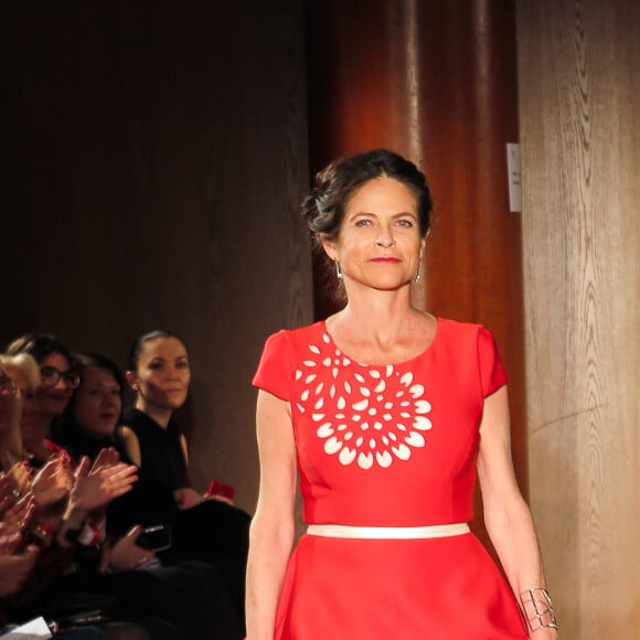 Charlotte Valandrey (robe Christophe Guillarmé) - Red défilé pour l'association "Sauvez le coeur des femmes" by Ajila à l'hôtel Marriott à Paris le 16 novembre 2018. © Christophe Guillarmé via Bestimage