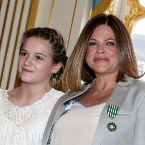 Charlotte Valandrey et sa fille Tara Paris le 10 avril 2013 Remise de la medaille de Chevalier de l'Ordre des Arts et des Lettres par la Ministre de la Culture et de la Communication, au Ministere de la Culture.