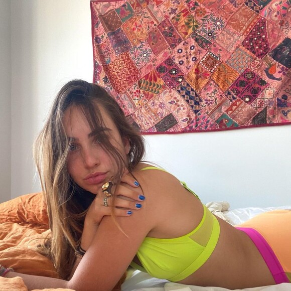 Ael Pagny publie des photos d'elle dans un bikini flashy