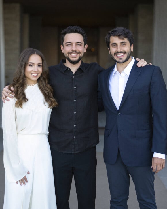 Jameel Alexander Thermiotis, prince héritier Hussein, princesse Iman. Photo officielle de la famille royale jordanienne pour l'annonce des fiançailles de la princesse Iman de Jordanie. Amman, le 6 juillet 2022.