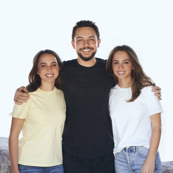 Photos de famille officielles des enfants de la reine Rania de Jordanie à l'occasion des 20 ans de la princesse Salma (à gauche) et des 23 ans de la princesse Iman . 