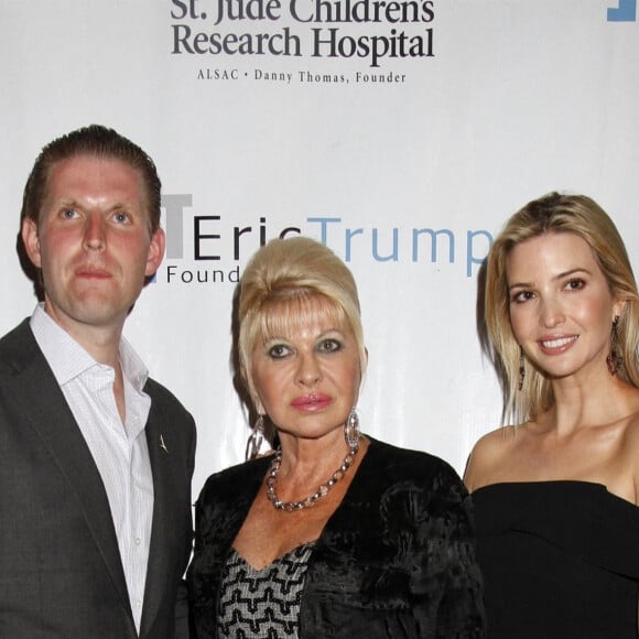 Ivana Trump, la première femme de l'ancien président américain D. Trump, et mère de trois de ses enfants, est décédée jeudi à l'âge de 73 ans.