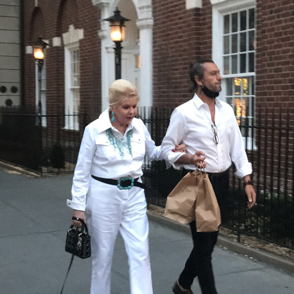 Ivana Trump promène son chien accompagnée d'un jeune inconnu dans les rues de New York, le 4 juillet 2021 