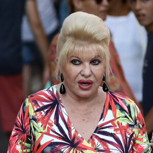 Ivana Trump se promène avec son chien dans les rues de Saint-Tropez le 27 juin 2019. Elle vient d'annoncer son divorce avec Rossano Rubicondi. 