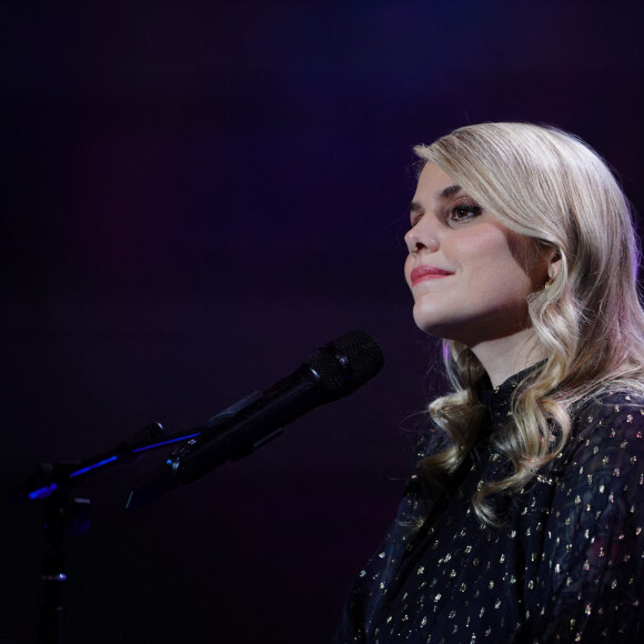 Exclusif - Coeur de Pirate (Béatrice Martin) - Surprises - Enregistrement de l'émission "La boîte à secrets 11", présentée par F.Bollaert et diffusée le 19 novembre sur France 3. Le 4 octobre 2021 © Rubens Hazon / Bestimage Chaque invité a le plaisir de découvrir des surprises réalisées sur mesure avec la complicité de ses proches ! Alors, préparez-vous à découvrir des archives personnelles de nos invités, chanter les plus grands tubes d’hier et d’aujourd’hui, tenter de retrouver l’identité d’un invité mystère et des images exclusives tournées avec l’entourage des invités ! Joies, émotions, fous rires, tubes, retrouvailles et révélations seront au menu de votre soirée.  Exclusive - No Web No Blog pour Belgique et Suisse 