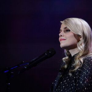Exclusif - Coeur de Pirate (Béatrice Martin) - Surprises - Enregistrement de l'émission "La boîte à secrets 11", présentée par F.Bollaert et diffusée le 19 novembre sur France 3. Le 4 octobre 2021 © Rubens Hazon / Bestimage Chaque invité a le plaisir de découvrir des surprises réalisées sur mesure avec la complicité de ses proches ! Alors, préparez-vous à découvrir des archives personnelles de nos invités, chanter les plus grands tubes d’hier et d’aujourd’hui, tenter de retrouver l’identité d’un invité mystère et des images exclusives tournées avec l’entourage des invités ! Joies, émotions, fous rires, tubes, retrouvailles et révélations seront au menu de votre soirée.  Exclusive - No Web No Blog pour Belgique et Suisse 