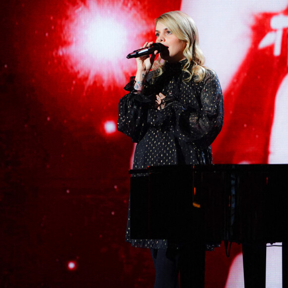 Exclusif - Coeur de Pirate (Béatrice Martin) - Surprises - Enregistrement de l'émission "La boîte à secrets 11", présentée par F.Bollaert et diffusée le 19 novembre sur France 3. Le 4 octobre 2021 © Rubens Hazon / Bestimage Chaque invité a le plaisir de découvrir des surprises réalisées sur mesure avec la complicité de ses proches ! Alors, préparez-vous à découvrir des archives personnelles de nos invités, chanter les plus grands tubes d’hier et d’aujourd’hui, tenter de retrouver l’identité d’un invité mystère et des images exclusives tournées avec l’entourage des invités ! Joies, émotions, fous rires, tubes, retrouvailles et révélations seront au menu de votre soirée. Exclusive - No Web No Blog pour Belgique et Suisse