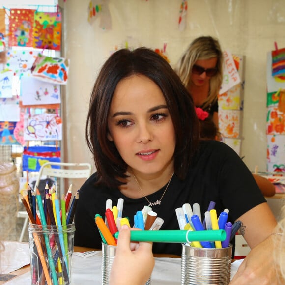 Exclusif - Alizée a participé à la dernière journée de la 9ème édition de l'association 'La Marie Do' à Ajaccio en tant que marraine le 11 octobre 2015. Elle est venue soutenir cette association de lutte contre le cancer. La chanteuse insulaire a tenu à faire le tour des animations, elle a notamment joué avec les nombreux enfants et elle a apporté son soutien à tous les bénévoles et à la famille de Marie-Do. Alizée a également participé au défilé de mode en compagnie de sa fille Annily avant de clôturer la journée avec la chorale et le fameux lâcher de ballons. C'est en 2007 que l'association est crée pour honorer la mémoire d'une employée d'Air Corsica, Marie-Dominique Versini, qui a lutté avec courage avant d'être emportée à l'âge de 35 ans par un mélanome. La Direction d'Air Corsica répond alors favorablement au projet porté par des salariés désireux d'honorer la mémoire de leur collègue en créant une association éponyme. Au-delà de cet hommage, la volonté des bénévoles de l'association, est aussi d'envoyer un message fort à tous ceux qui, de près ou de loin, sont touchés par le cancer en leur apportant un témoignage d'affection et des soutiens concrets lors de leur parcours contre la maladie : aides financières, investissements de confort dans les hôpitaux / clinique en Corse et les maisons d'accueil sur le continent pour des familles obligées de partir pour des soins, des équipements chirurgicaux et des projets de recherche Crédit obligatoire © Photos Olivier Huitel / Crystal / Bestimage