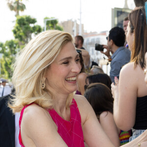 Julie Gayet avant la montée des marches de "L'innocent" lors du 75ème Festival International du Film de Cannes, le 24 mai 2022. @ Justin Personnaz/Bestimage 