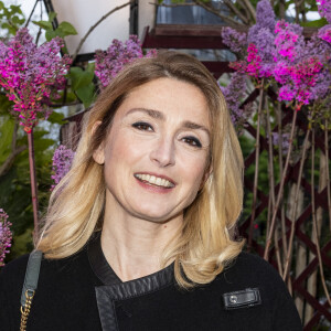 Julie Gayet - Remise du prix littéraire "La Closerie des Lilas" à la Closerie des Lilas à Paris le 12 avril 2022. © Pierre Perusseau/Bestimage