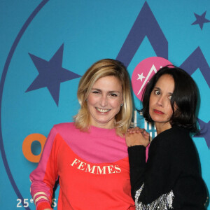 Julie Gayet et Sophia Aram - Photocall de la soirée lors de la 25ème édition du Festival international du film de comédie de l'Alpe d'Huez le 18 janvier 2022. © Dominique Jacovides / Bestimage 