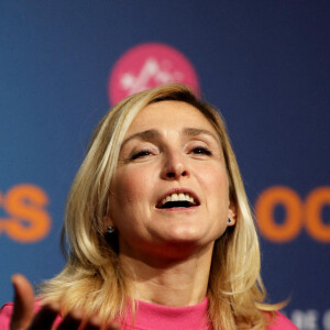 Julie Gayet - Photocall de la soirée lors de la 25ème édition du Festival international du film de comédie de l'Alpe d'Huez le 18 janvier 2022. © Dominique Jacovides / Bestimage 