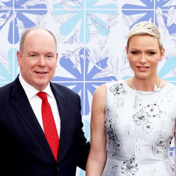 Le prince Albert II de Monaco, la princesse Charlène de Monaco - 73ème Gala de la Croix-Rouge Monégasque qui avait lieu pour la première fois sur les Terrasses du Soleil, entre la façade magistrale de l'Opéra Garnier Monte-Carlo et la mer Méditerrannée à Monaco le 18 juillet 2022. © Dominique Jacovides/Bestimage 