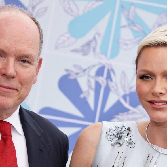 Le prince Albert II de Monaco, la princesse Charlène de Monaco - 73ème Gala de la Croix-Rouge Monégasque qui avait lieu pour la première fois sur les Terrasses du Soleil, entre la façade magistrale de l'Opéra Garnier Monte-Carlo et la mer Méditerrannée à Monaco le 18 juillet 2022. © Dominique Jacovides/Bestimage 