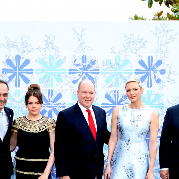 Imany, guest, Camille Gottlieb, le prince Albert II de Monaco, la princesse Charlène de Monaco, Pierre Dartout, le ministre d'Etat de la Principauté de Monaco, guest, Adriana Karembeu - 73ème Gala de la Croix-Rouge Monégasque qui avait lieu pour la première fois sur les Terrasses du Soleil, entre la façade magistrale de l'Opéra Garnier Monte-Carlo et la mer Méditerrannée à Monaco le 18 juillet 2022.© Dominique Jacovides/Bestimage 