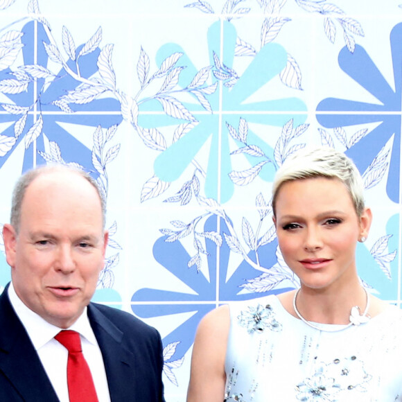 Le prince Albert II de Monaco, la princesse Charlène de Monaco - 73ème Gala de la Croix-Rouge Monégasque qui avait lieu pour la première fois sur les Terrasses du Soleil, entre la façade magistrale de l'Opéra Garnier Monte-Carlo et la mer Méditerrannée à Monaco le 18 juillet 2022. © Dominique Jacovides/Bestimage 