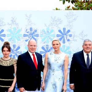 Imany, guest, Camille Gottlieb, le prince Albert II de Monaco, la princesse Charlène de Monaco, Pierre Dartout, le ministre d'Etat de la Principauté de Monaco, guest, Adriana Karembeu - 73ème Gala de la Croix-Rouge Monégasque qui avait lieu pour la première fois sur les Terrasses du Soleil, entre la façade magistrale de l'Opéra Garnier Monte-Carlo et la mer Méditerrannée à Monaco le 18 juillet 2022.© Dominique Jacovides/Bestimage 