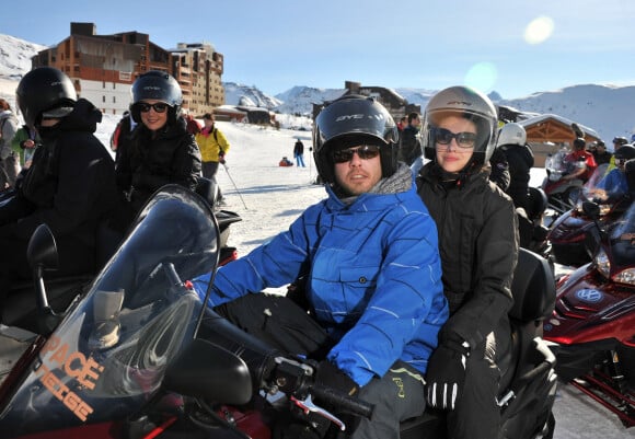 Lannick Gautry et Louise Monot - Départ pour une balade en moto-neige - 15e Festival de l'Alpe d'Huez. © Guillaume Gaffiot /Bestimage