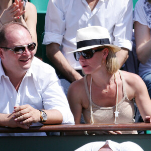 Cauet et sa femme Virginie lors des internationaux de tennis de France de Roland Garros à Paris, le 3 juin 2010.