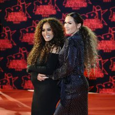 Amel Bent (enceinte), Vitaa lors de la 23ème édition des NRJ Music Awards 2021 au Palais des Festivals de Cannes, le 20 novembre 2021. 