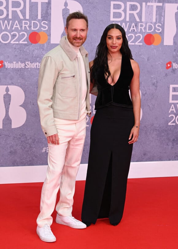David Guetta et sa compagne Jessica Ledon au photocall de la soirée des BRIT Awards 2022 à l'O2, Peninsula Square de Londres, Royaume Uni, le 8 février 2022. 