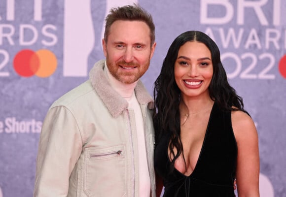 David Guetta et sa compagne Jessica Ledon au photocall de la soirée des BRIT Awards 2022 à l'O2, Peninsula Square de Londres, Royaume Uni. 