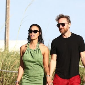 David Guetta et sa compagne Jessica Ledon passent une après-midi détente à la plage à Miami le 26 mai 2021. 