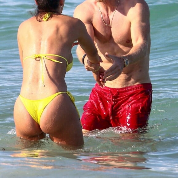 David Guetta et sa compagne Jessica Ledon passent une après-midi détente à la plage à Miami le 26 mai 2021. 