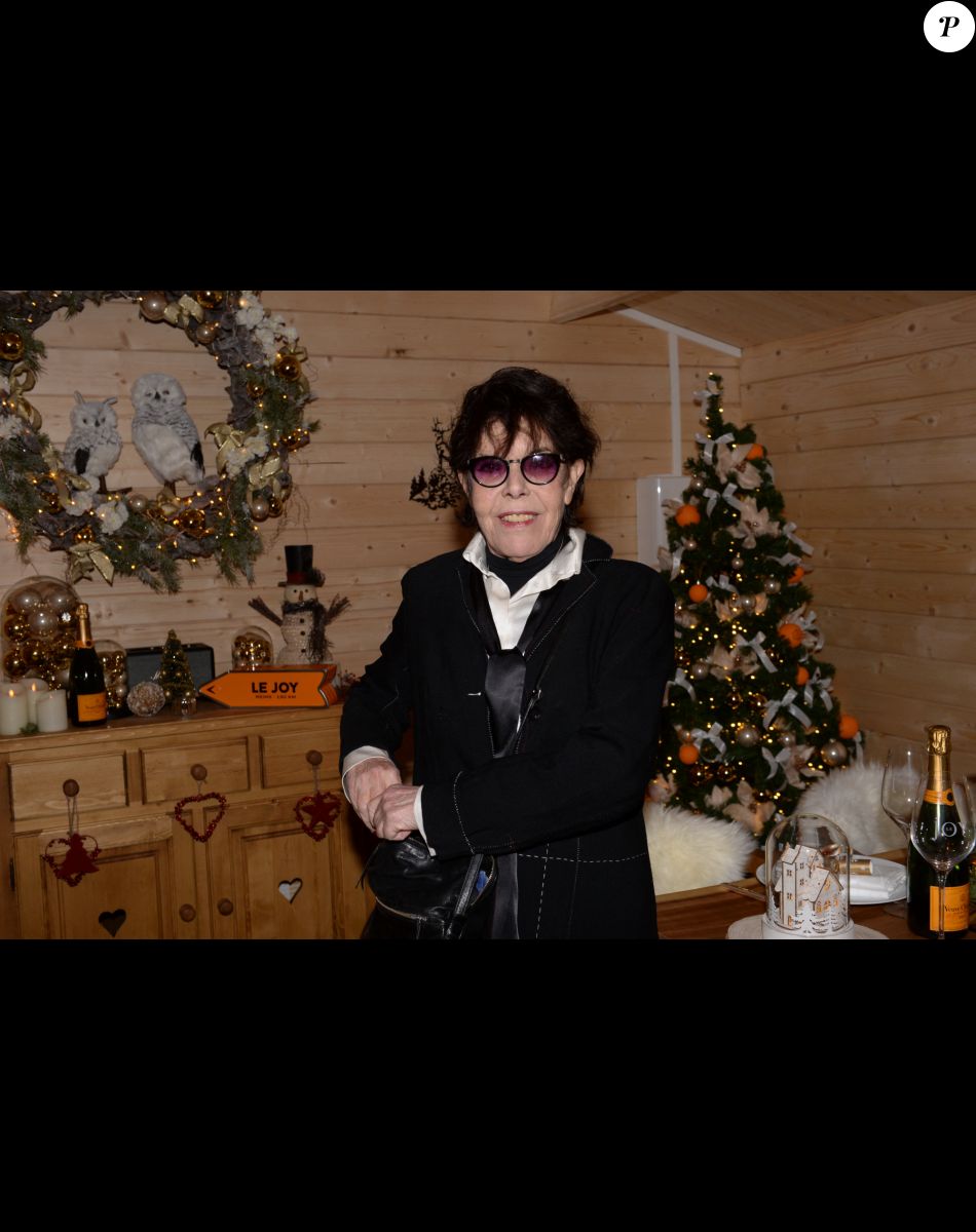 La chanteuse Dani lors de l'inauguration du chalet éphémère "Les Neiges Courchevel" sur la terrasse de l'Hôtel Barrière Le Fouquet's à Paris, France, le 27 novembre 2018. © Rachid Bellak/Bestimage