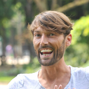 Laurent Kerusore, parrain de l'evenement "Europride 2013" sur Marseille, signe la charte ethique en compagnie de l'organisatrice Suzanne Ketchian lors d'une conference de presse a Paris le 6 juin 2013.